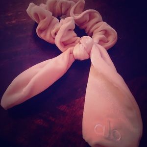 Alo Scrunchie in Pink
